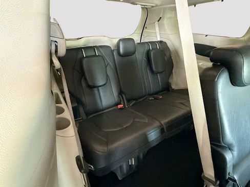 Used 2019 Chrysler Pacifica Touring-L FWD image 23