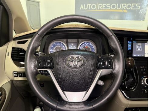 Used 2017 Toyota Sienna XLE Premium image 30