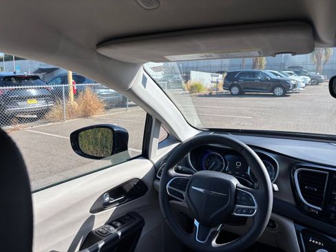 Used 2024 Chrysler Pacifica Touring-L FWD image 32