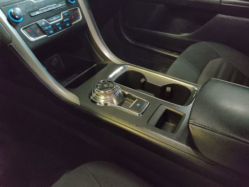 Used 2020 Ford Fusion SE AWD/4WD image 26