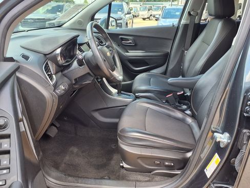 Used 2021 Chevrolet Trax LT w/ Sport Edition FWD image 18