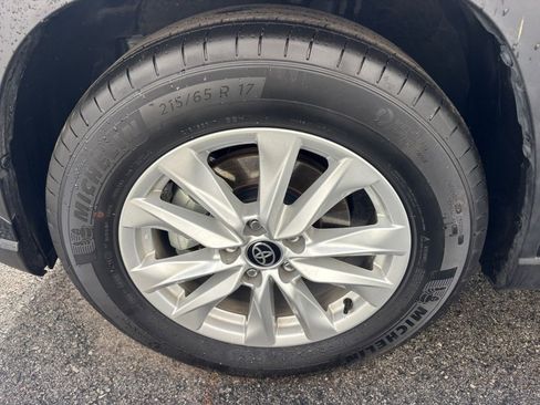 Used 2025 Toyota Corolla Cross LE image 30