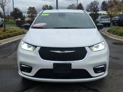Used 2025 Chrysler Pacifica Select
