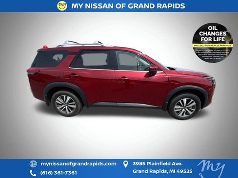 Used 2025 Nissan Pathfinder SL AWD/4WD image 6
