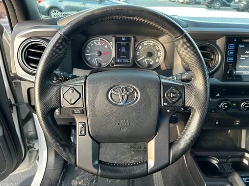 Used 2016 Toyota Tacoma TRD Sport image 12
