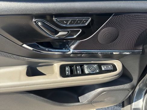 Used 2023 Lincoln Corsair Reserve AWD/4WD image 19