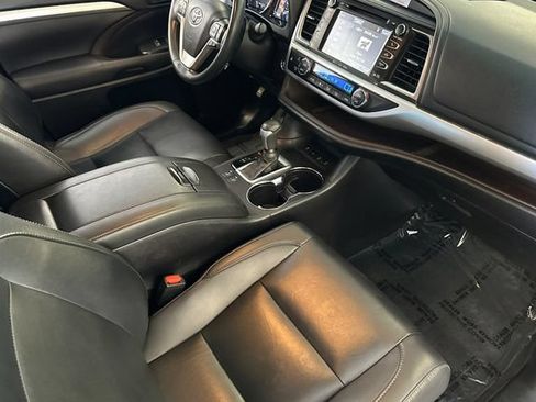 Certified 2019 Toyota Highlander XLE AWD/4WD image 22