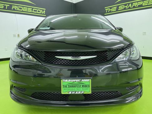 Used 2022 Chrysler Voyager LX image 3