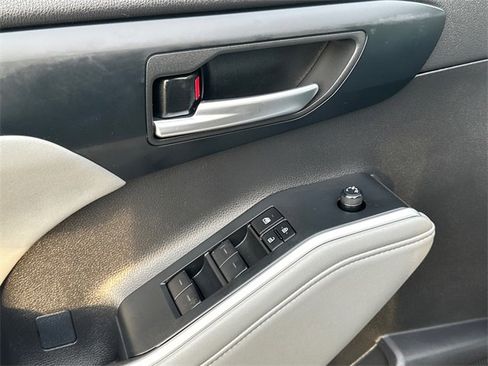 Used 2024 Toyota Highlander XLE image 22