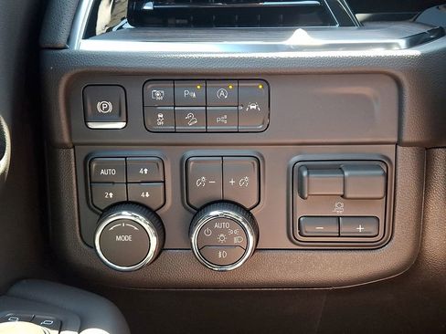 New 2026 Chevrolet Tahoe Premier w/ Sun And Tow Package AWD/4WD image 17