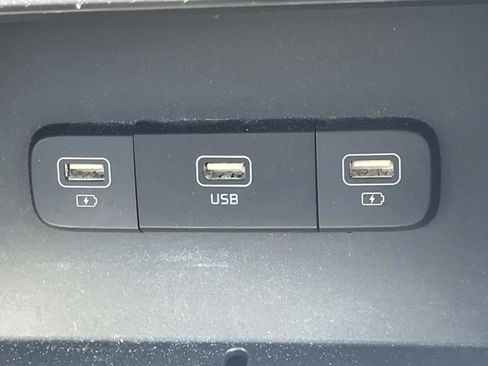 Used 2023 Kia Carnival LX FWD image 31