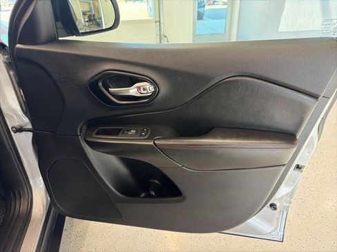 Used 2022 Jeep Cherokee Trailhawk w/ Comfort/Convenience Group image 39