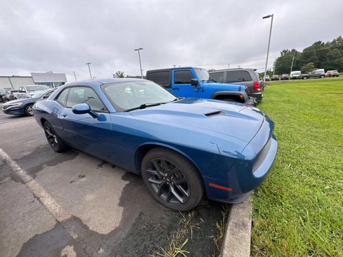 Used 2022 Dodge Challenger SXT w/ Plus Package RWD image 3