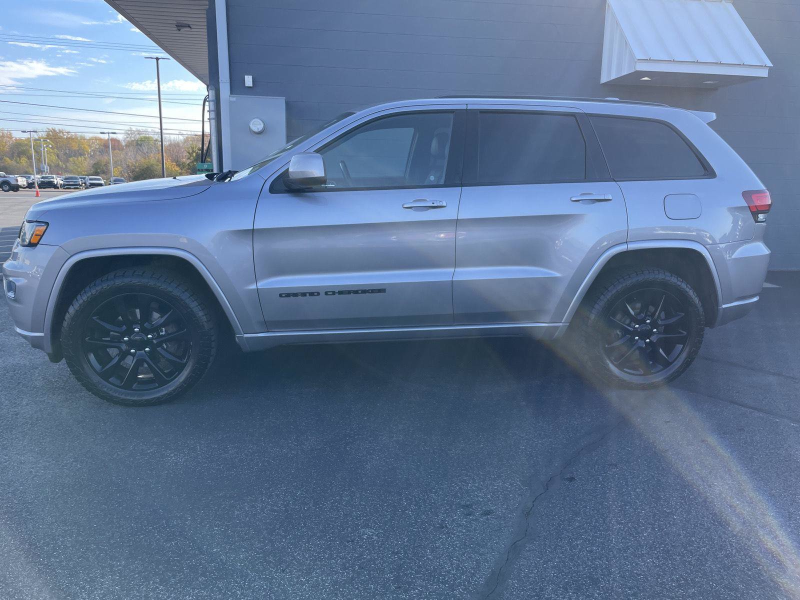 Used 2018 Jeep Grand Cherokee Altitude AWD/4WD image 5