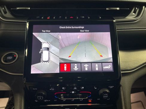 Used 2023 Jeep Grand Cherokee Limited w/ Luxury Tech Group II image 18