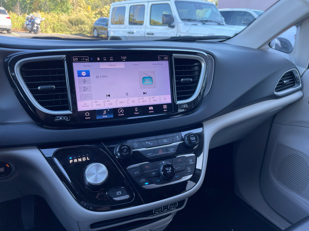 Used 2023 Chrysler Pacifica Touring-L FWD image 15