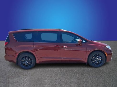 Used 2022 Chrysler Pacifica Touring-L w/ Uconnect Theater Family Group AWD/4WD image 4