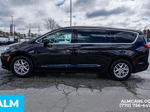 Used 2024 Chrysler Pacifica Touring-L image 9