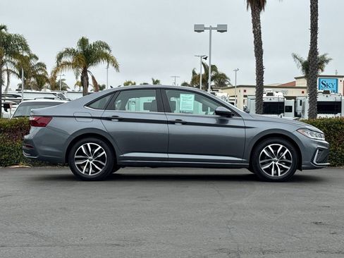 Used 2026 Volkswagen Jetta SE FWD image 3