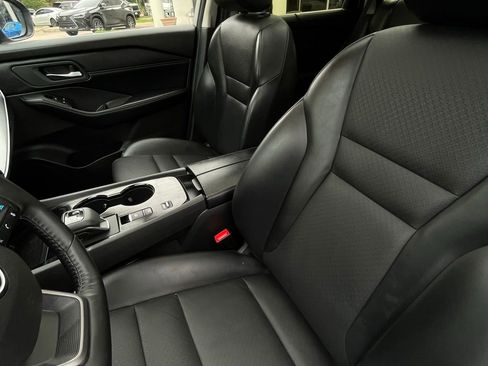 Used 2025 Nissan Rogue SV w/ SV Premium Package FWD image 21