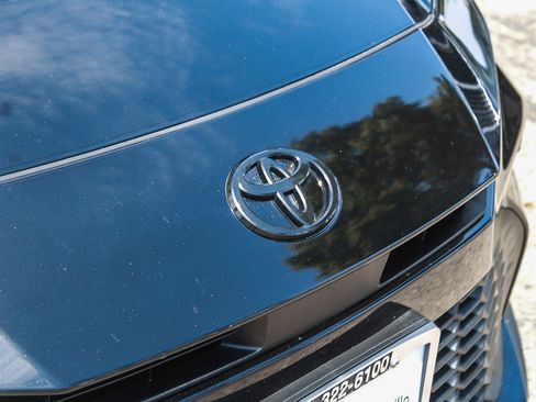 Used 2025 Toyota Camry SE FWD image 9