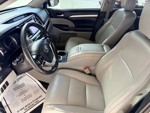 Used 2019 Toyota Highlander XLE image 6