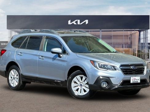 Used 2018 Subaru Outback 2.5i Premium AWD/4WD image 2