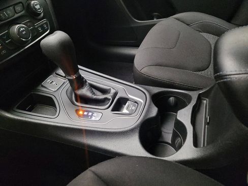 Used 2019 Jeep Cherokee Latitude w/ Popular Appearance Group FWD image 26