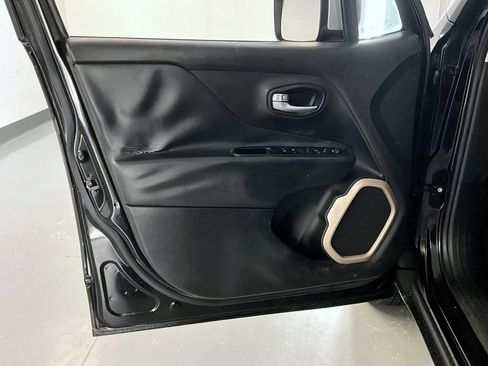 Used 2017 Jeep Renegade Limited AWD/4WD image 10