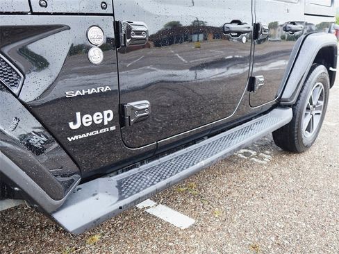 Used 2023 Jeep Wrangler Sahara image 9