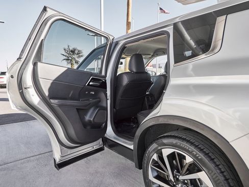 Used 2023 Mitsubishi Outlander SE image 16