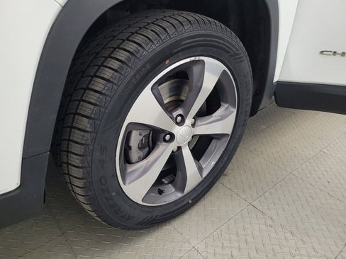 Used 2019 Jeep Cherokee Limited FWD image 31
