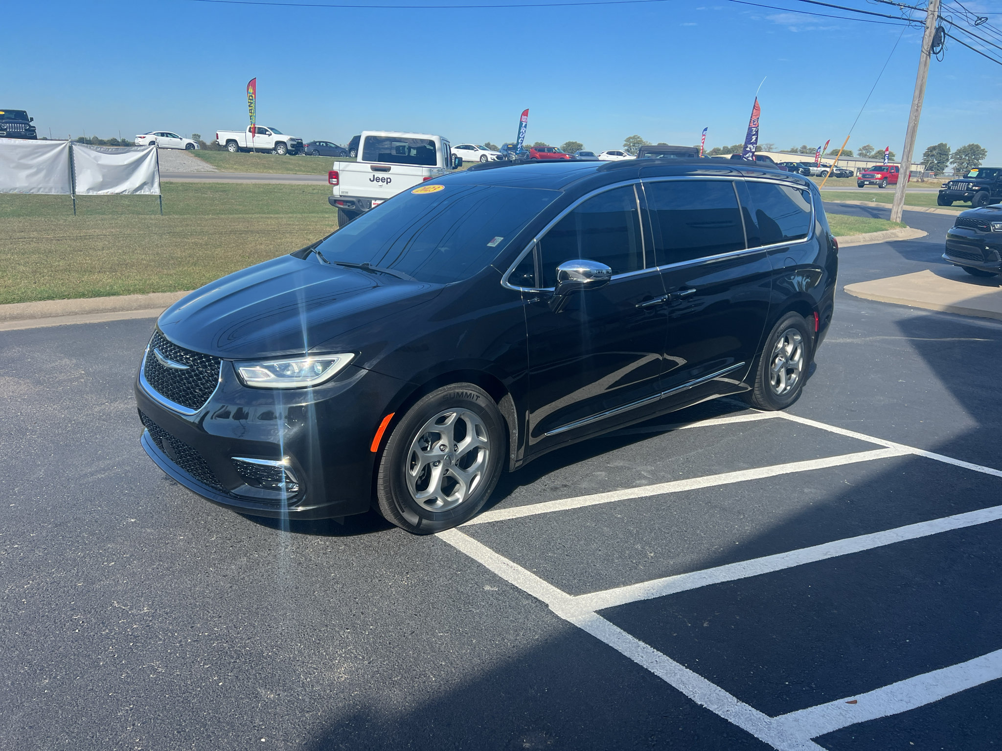 Used 2023 Chrysler Pacifica Limited FWD image 3
