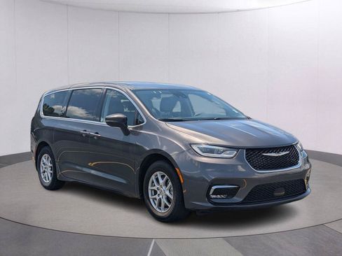 Used 2023 Chrysler Pacifica Touring-L FWD image 7