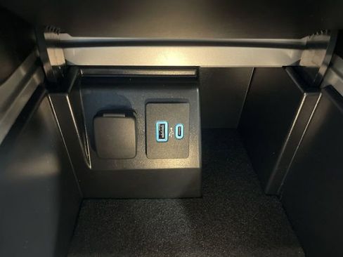 Used 2022 Ford Explorer XLT w/ Equipment Group 202A AWD/4WD image 18