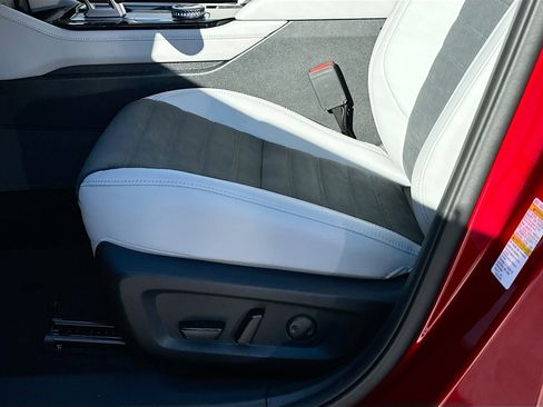 New 2025 Mitsubishi Outlander SE image 14