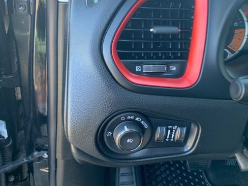 Used 2019 Jeep Renegade Trailhawk AWD/4WD image 23