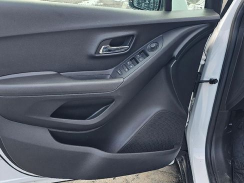 Used 2020 Chevrolet Trax LS image 9