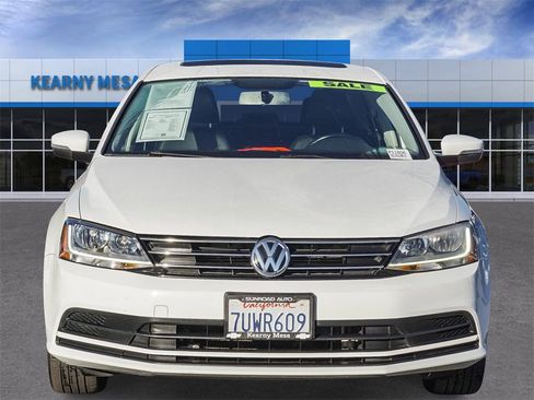 Used 2017 Volkswagen Jetta SE image 2