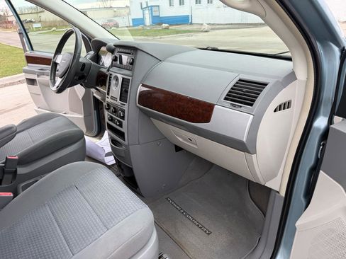 Used 2010 Chrysler Town & Country Touring image 23