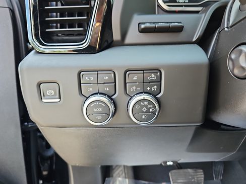 Used 2023 GMC Sierra 1500 AT4 w/ Technology Package AWD/4WD image 33
