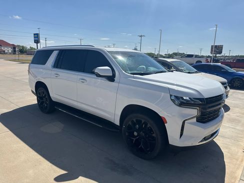 Used 2022 Chevrolet Suburban LT w/ Luxury Package RWD image 8