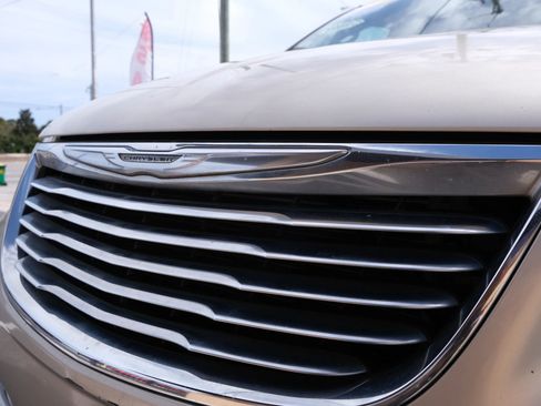 Used 2015 Chrysler Town & Country Touring image 10