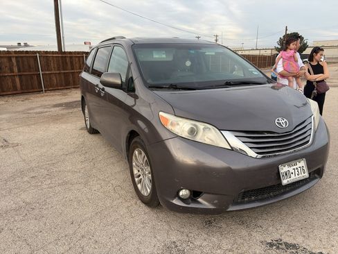 Used 2016 Toyota Sienna XLE w/ XLE Navigation Package image 3