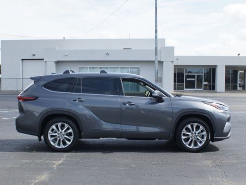 Used 2025 Toyota Highlander Limited image 22