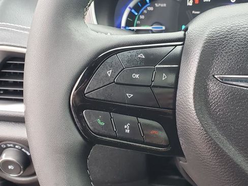 Used 2024 Chrysler Pacifica Premium image 13