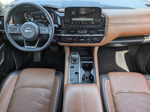 Certified 2024 Nissan Pathfinder Platinum w/ Black Appearance Package FWD image 9