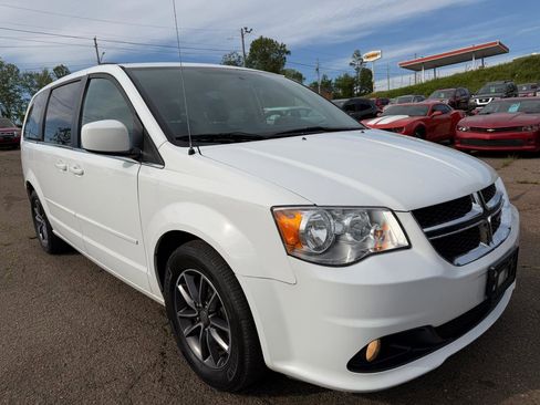 Used 2017 Dodge Grand Caravan SXT image 3
