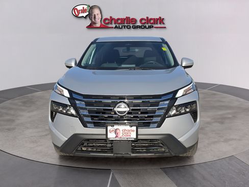 Certified 2025 Nissan Rogue SV FWD image 9