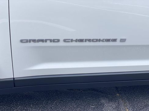 Used 2023 Jeep Grand Cherokee Laredo AWD/4WD image 14